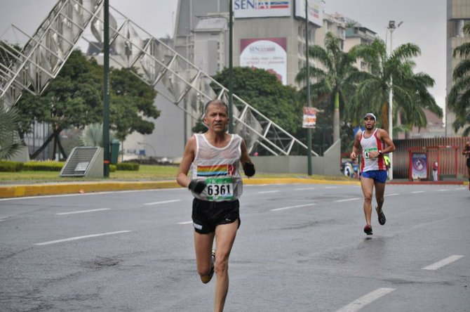Héctor Porras se acerca a la meta en los alrededores de la Plaza Venezuela en una carrera en la ciudad de Caracas.