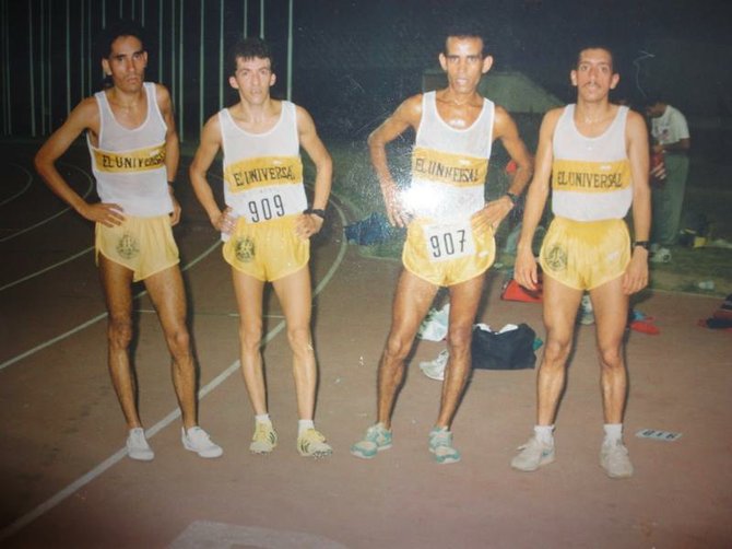 Héctor Porras (2do. izq) juntoa a José Carmona, Larry Sánchez (der.) y otro corredor cuando formaron parte del equipo del Diario El Universal a finales de la década de los 80's.