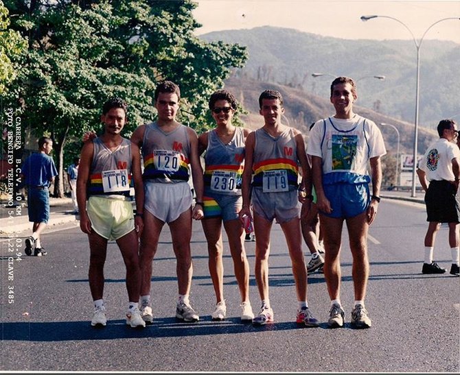 De izq. a der.: Daniel García, Miguel Guilarte, Judith Tortolero, Héctor Porras y Jaime Acuña, miembros del equipo de maratonistas de la C.A. Metro de Caracas en una carrera en la capital venezolana.