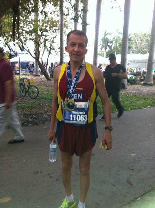 Héctor Porras representando los colores del tradicional uniforme vinotinto de Venezuela.