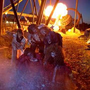 Los zombies se pasean por todo el parque temático Six Flags America en Fright Fest.