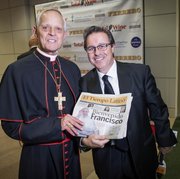 El cardenal Wuerl luego de la entrevista con el director de El Tiempo Latino, Alberto Avendaño, durante la gala del Centro Católico Hispano. El arzobispo de Washington tomó la edición de El Tiempo Latino con el Papa en portada y dijo en español: "Bienvenido Francisco".