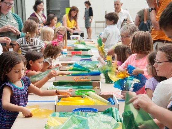 Crea un collage otoñal: Deleita tus ojos con los colores otoñales del cuadro Orchard Tambourines de Sir Terry Frost. Después, regresa a un salón para diseñar tu propio collage recortando papel de los colores de la temporada. 10:00 am – 4:00 pm.
Lugar: Richard and Nancy Lubin Gallery (Galería 259).