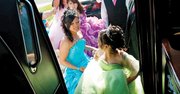 LIMUSINA. Las jóvenes y los jóvenes que participaron en la gran fiesta de quinceañeras en Langley Park se disponen a subirse a una limusina autobús.