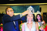 El salvadoreño Efraín Merino, vicepresidente del Comité Organizador del 1er. carnaval de San Miguel en el área metropolitana de Washington, corona a la migueleña Karla Ventura como reina de esa festividad y representante de la comunidad en San Miguel.