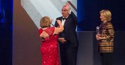 El chef José Andrés recibe la medalla del Congressonal Hispanic Caucus de manos de su presidenta, la congresista Linda Sánchez, y de la precandidata presidencial demócrata, Hillary Clinton. El 8 de octubre de 2015 en Washington, DC.