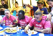 Comelones de Pupusas durante el concurso del 8 de octubre en Hyattsville, Maryland.