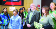 El presidente del Concejo de Montgomery, George Leventhal con jóvenes del Safe Grow Montgomery que apoyaron la nueva legislación sobre el uso de pesticidas en el condado..