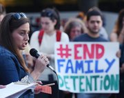 La coordinadora del grupo Raíces, Amy Ficher durante una manifestación para poner fin a deportaciones el jueves 22 de octubre 2015, en Washington DC. Decenas de inmigrantes se manifestaron para pedir al presidente Barack Obama que frene las deportaciones y eche el cerrojo a los centros de detención para indocumentados,