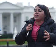 La inmigrante María Rosa López habla durante una manifestación para poner fin a deportaciones el jueves 22 de octubre 2015, frente a la Casa Blanca en Washington.
