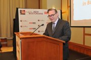 Roger Berkowitz, presidente y CEO de Legal Sea Foods, una de las empresas afiliadas al programa de enseñanza del inglés en el trabajo