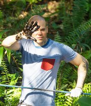 René Pérez Joglar, conocido como Residente, y vocalista de la banda puertorriqueña Calle 13, muestra su mano con petróleo, el 2 de mayo de 2014, durante su visita al pozo "Aguarico 4", en la provincia de Sucumbíos, una piscina con desechos tóxicos que dejó hace 26 años en la selva la petrolera Texaco, posteriormente adquirida por Chevron.