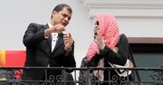 El presidente de Ecuador, Rafael Correa saluda junto a la actriz Mia Farrow el 27 de enero de 2014, en el Palacio de Gobierno en Quito (Ecuador). Farrow acudirá mañana al Pozo Aguarico 4, donde la petrolera Chevron (antes Texaco) operó.