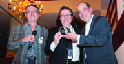 El director de El Tiempo Latino, Alberto Avendaño (centro), entrega el premio del Festival a Aldo Bello, director de DREAM: An American Story, junto a Rod Brana director de programación del Festival.