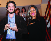 El director de On the Bride’s Side, Gabriele del Grande recoge su premio de manos de Zulema Tijero de El Tiempo Latino.