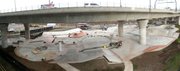 Una vista panorámica del Lynch Family Skatepark, todavía en construcción, como se ve desde un estacionamiento cercano