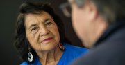 Dolores Huerta conversa con el director de El Tiempo Latino, Alberto Avendaño.