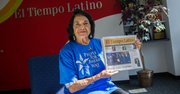 Dolores Huerta muestra el ejemplar de El Tiempo Latino del 29 de octubre de 2015 dedicado a las elecciones estatales en Virginia. Huerta hizo campaña por los candidatos demócratas.