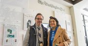 La líder de derechos civiles, Dolores Huerta, con el director de El Tiempo Latino, Alberto Avendaño, en el antiguo edificio del Washington Post el 30 de octubre de 2015.