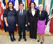 Desde la izquierda, la primera dama de Honduras, Ana García de Hernández; el presidente del BID, Luis Alberto Moreno; la vicepresidenta de República Dominicana, Margarita Cedeño, y la secretaria de Inclusión Social de El Salvador, Vanda Pignato, posan en el conversatorio "Ciudad Mujer: Un modelo transformador", el lunes 9 de noviembre de 2015, en el Banco Interamericano de Desarrollo, en Washington