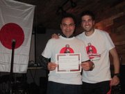 El editor de Deportes de El Tiempo Latino, Miguel Guilarte, al recibir el reconocimiento de la Filial de River Plate en Washington, DC, de manos de Patricio Violini, el sábado 7 de noviembre de 2015 en el Tenley Bar & Restaurant en Washington, DC.