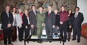 El embajador español, Gil Casares, y el director de National Park Service, Jarvis, posan junto a miembros del NPS y de la embajada española, el 10 de noviembre de 2015, durante la presentación del itinerario turístico para recorrer las misiones españolas en el suroeste de Estados Unidos.