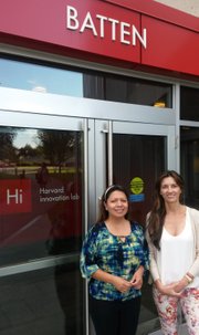 Rocío Tacuri y Gidany Cobo de FriendlyTransfer.com frente al Harvard Innovation Lab de la Universidad de Harvard.