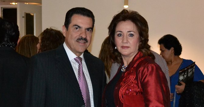 El candidato presidencial y ex gobernador de Cochabamba, Manfredo Reyes Villa y su esposa Patricia Avilés, opositores al gobierno de Evo Morales y quienes no pueden visitar Bolivia por supuesta persecución política, estuvieron entre los invitados al estreno en Washington de la película Olvidados de la actriz y productora Carla Ortiz.