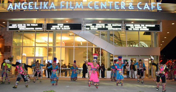 Miembros del grupo de danza folclórica Tinkus San Simón, residentes en Virginia, mostraron el colorido boliviano en una fiesta multicolor en el estreno en el área de Washington de la película "Olvidados" ya declarada cinta de "Interes nacional" por Bolivia, una producción apoyada por el Ministerio de Cultura del país andino.