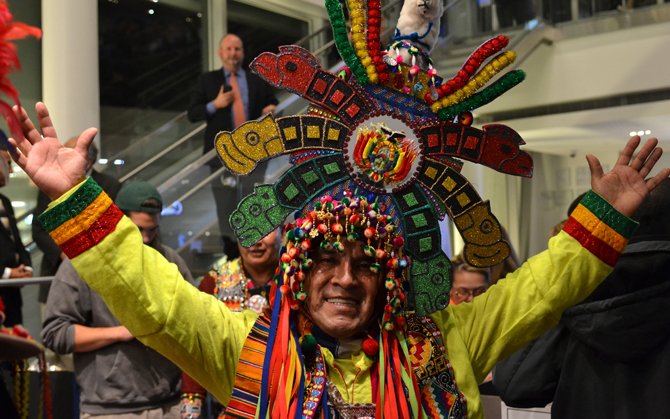 José Torrico, residente en Virginia, fue parte del entretenimiento folclórico boliviano que acompañó al estreno de "Olvidados" en un cine del área de Washington el 11 de noviembre de 2015.