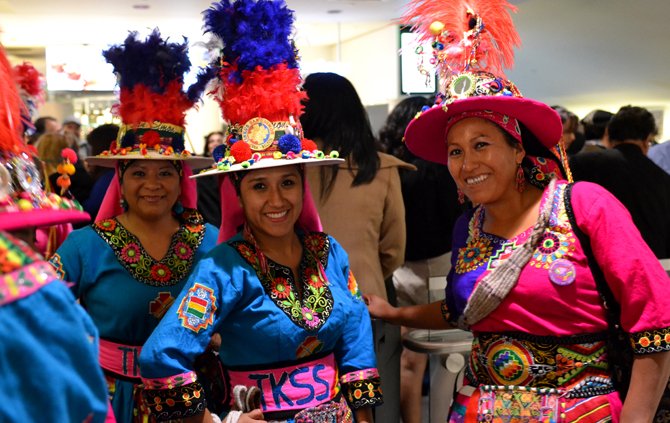 Miembros del grupo de danza folclórica Tinkus San Simón, residentes en Virginia.