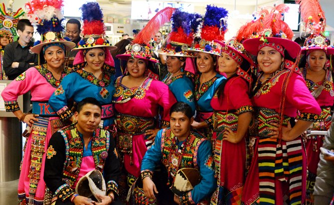 Miembros del grupo de danza folclórica Tinkus San Simón, residentes en Virginia, y que amenizaron el estreno en el área de Washington, DC, de la película "Olvidados", el 11 de noviembre de 2015.
