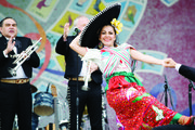 MARIACHI Y DANZAS EN LA LUNA.Las celebraciones por los 25 años del Teatro de La Luna continúan. Este sábado 14 a las 7:30pm le toca el turno a mariachi con una serenata a cargo del Grupo de Mariachis Son de América y la participación especial de la compañía de danzas Marú Montero, quienes están en la imagen. Será en el Rosslyn Spectrum, 1611 North Kent St. “LL” Level, Arlington. Boletos: 703-548-3092 ó 202-882-6227 y teatrodelaluna.org