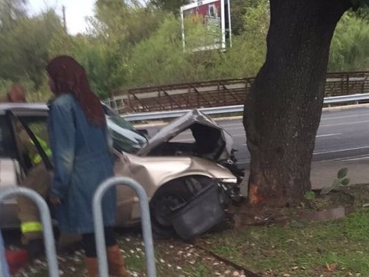 Un conductor murió después de estrellar su vehículo cerca de Highland Mall