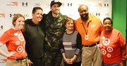 La estrella del baloncesto (centro) junto al director de Visión Mundial, Michael Worsley, y la presidenta y CEO, del Centro Latinoamericano de la Juvetud, Lori M. Kaplan, acompañados por miembros de la tienda Target que también participaron en la cena ofrecida a cerca de un centenar de personas en este centro de asistencia comunitaria.