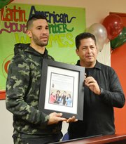 Michael Leon (der.), del Centro Latino de la Juventud, entregó un reconocimiento al jugador venezolano Greivis Vasquez, que emigró a Maryland en el año 2002, de donde salió becadado para la Universidad de Maryland, desde donde inició su carrera en la NBA.
