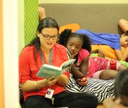 Un maestro lee a los niños en una sección de lectura en SEED de Miami, en Florida.