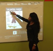 La profesora Astarsia Young durante una clase de las partes del cuerpo humano en español.