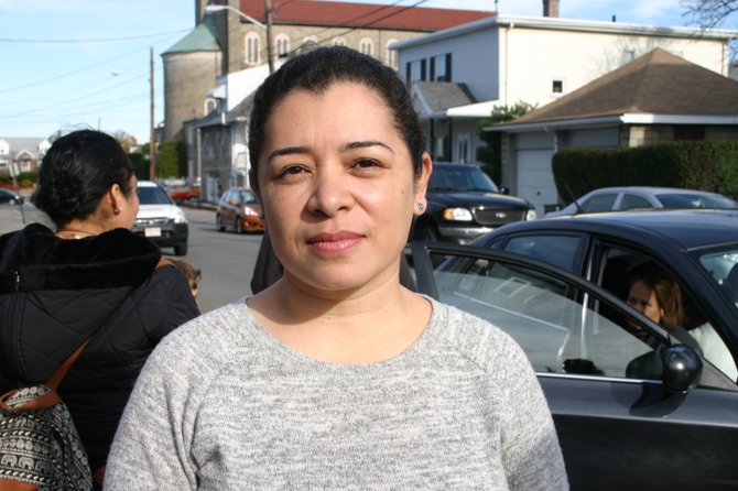 Claudia Sierra, activista y voluntaria para la oficina del representante Adrian Madaro, concluye que esta es una nueva modalidad de desplazamiento forzado: "Esto se está convirtiendo en una nueva moda para desplazar a inquilinos en East Boston.