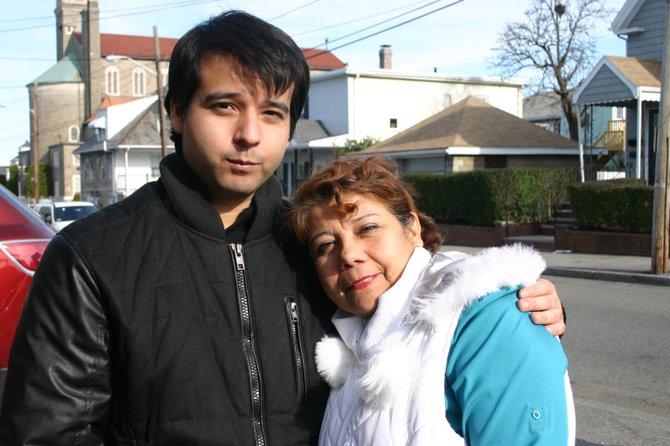 “Los nuevos dueños hicieron esto a propósito", dice la señora Olga Pasco, quien vivió en el edificio afectado por más de 25 años con sus dos hijos (uno de ellos en la foto). "Provocaron el derrumbe y sacarnos a todos. Son unos desalmados", dice con lágrimas en los ojos. "En ese edificio estaba todo. Mi vida completa".