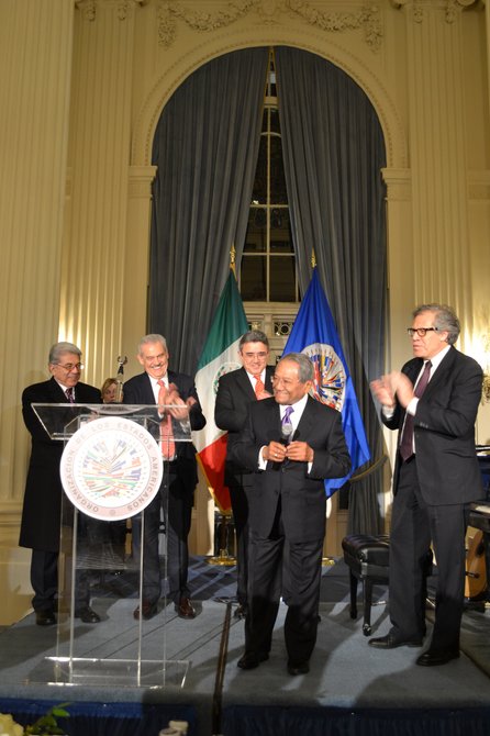 Armando Manzanero, agradeciendo el reconocimiento que recibió por parte de la Organización de Estados Americanos el viernes 20 de noviembre. 