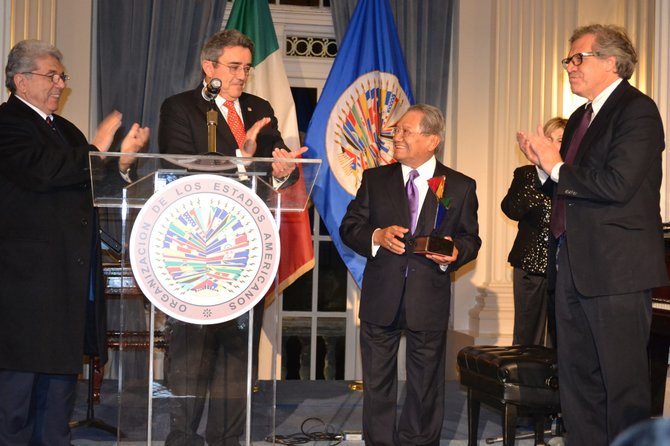 Armando Manzanero, originario de Merida, Yucatan, México, es la primera persona en recibir el galardón "Patrimonio Cultural de las Américas" por parte de la OEA. 