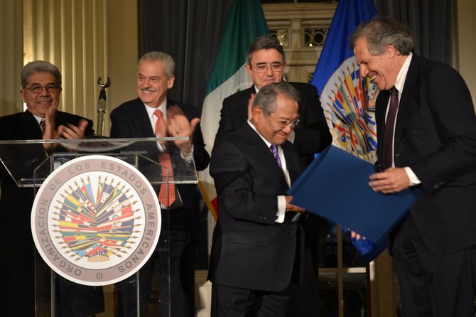El premio le fue otorgando por Luis Almagro Lemes, Secretario General de la OEA. Lo acompañaron el Embajador de México ane la OEA Emilio Rabasa Gamboa, y el Embajador de México ante la Casa Blanca, Miguel Basáñez.