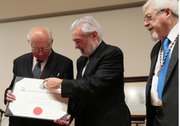 El poeta y ensayista chileno Pedro Lastra (i) recibe del director de la Real Academia Española (RAE), Darío Villanueva (c), el II Premio Internacional de Ensayo Pedro Henríquez Ureña hoy, lunes 23 de noviembre de 2015, durante la inauguración del XV Congreso de la Asociación de Academias de la Lengua Española (Asale), en Ciudad de México.