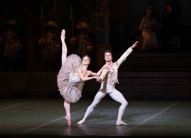 Ashley Ellis y Paulo Arrais en El Cascanueces de Mikko Nissinen