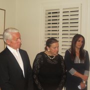 El anfitrión Gary Walker, Lizette Corro, presidenta de la Junta Directiva del Latino Student Fund y María Fernanda Borja, presidenta y CEO de esa organización, el jueves 19 de noviembre de 2015 en Washington, DC.