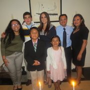 La familia Ortiz junto a María Fernanda Borja (centro) presidente y CEO del Latino Student Fund y niños becarios de los programas de la organización reunidos el jueves 19 de noviembre de 2015 en la casa de Gary Walker en Washington, DC.