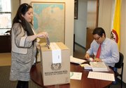 Convencer a la gente de ir las urnas electorales es difícil tanto dentro como fuera de Colombia.