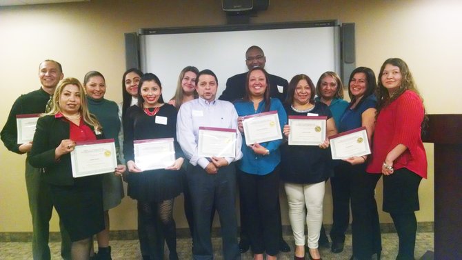 Un grupo de dueños de pequeños negocios en Chelsea y sus empleados se graduaron de un programa de inglés gratuito de English for New Bostonians (ENB), en asociación con el YMCA Learning Center y la División de Negocios Latinos de Chelsea.