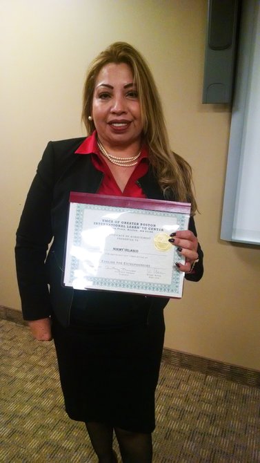 Nohemí Velasco es dueña de la boutique “La Guanaquita” que tiene dos tiendas: Una en Chelsea, Massachusetts y otra en Rhode Island. Esta salvadoreña completó el curso de inglés y dijo que está “lista para recibir nuevos clientes” en sus tiendas.